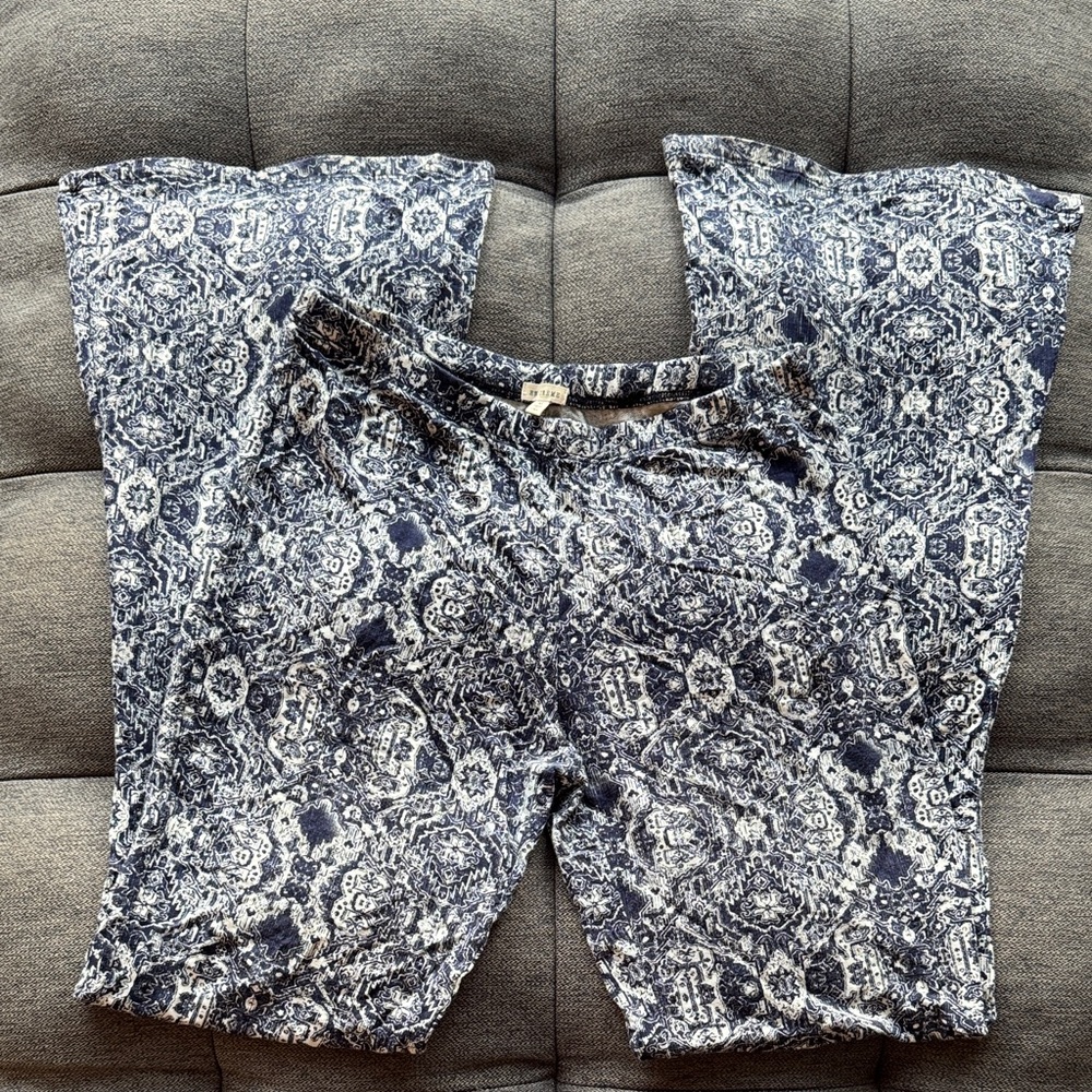 En Creme Navy and White Abstract Pants